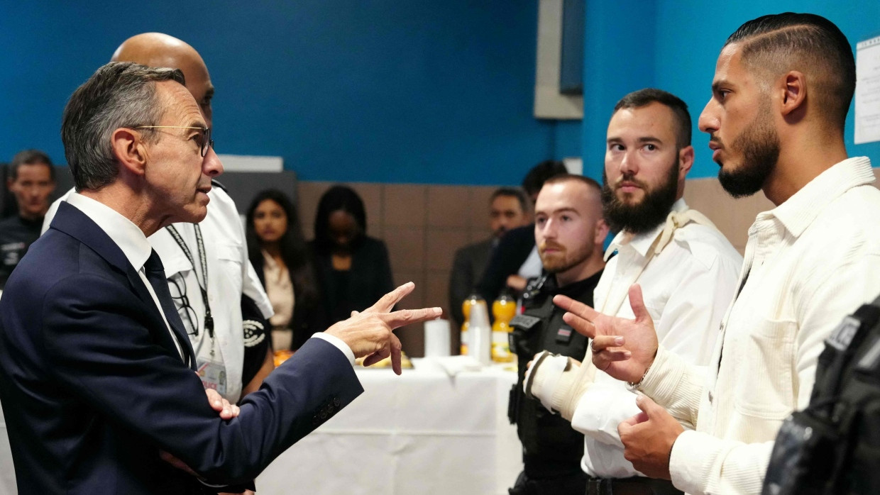 Der französische Innenminister Bruno Retailleau am Montag im Gespräch mit Polizisten in der Pariser Vorstadt La Courneuve.