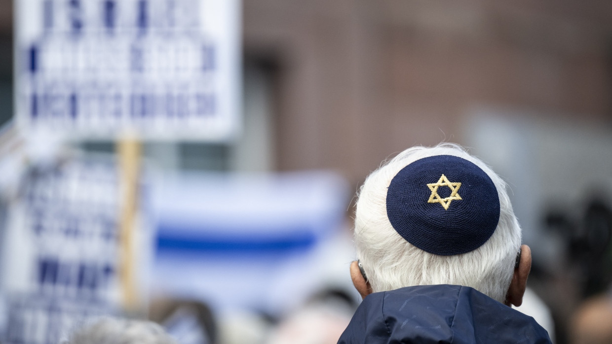 Ein Teilnehmer einer Pro-Israel-Kundgebung vor der Paulskirche in Frankfurt trägt im Oktober 2023 eine Kippa mit Davidstern.