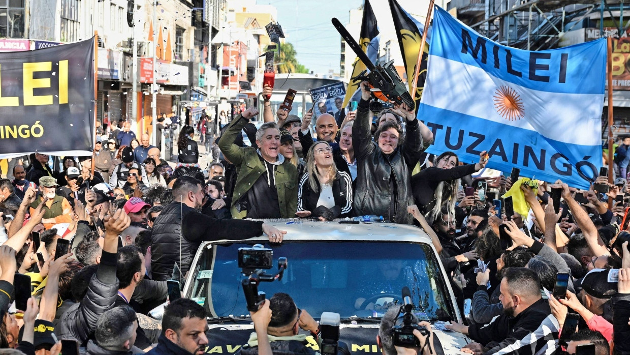 Der argentinische Wahlsieger Javier Milei, mit Kettensäge, Ende September in Buenos Aires