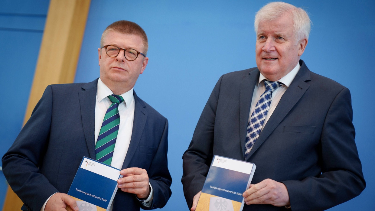 Innenminister Seehofer und Verfassungsschutzpräsident Haldenwang stellen in Berlin den Verfassungsschutzbericht 2020 vor.