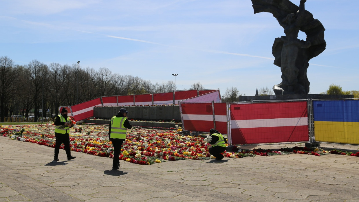 Lettland, Riga: Helfer legen Blumen am abgezäunten sowjetischen Siegesdenkmal nieder. Überschattet von Russlands Krieg gegen die Ukraine haben Angehörige der starken russischen Minderheit in Estland und Lettland den „Tag des Sieges“ begangen.