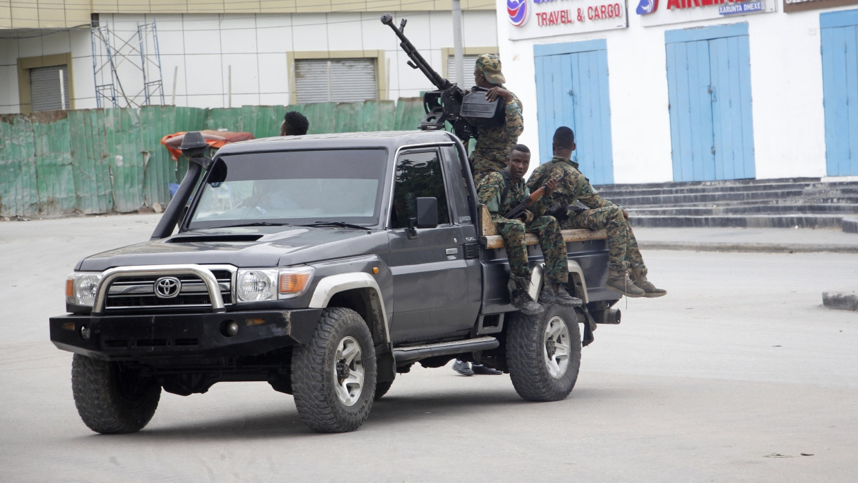 Soldaten patrouillieren vor dem Hayat Hotel in Mogadischu.