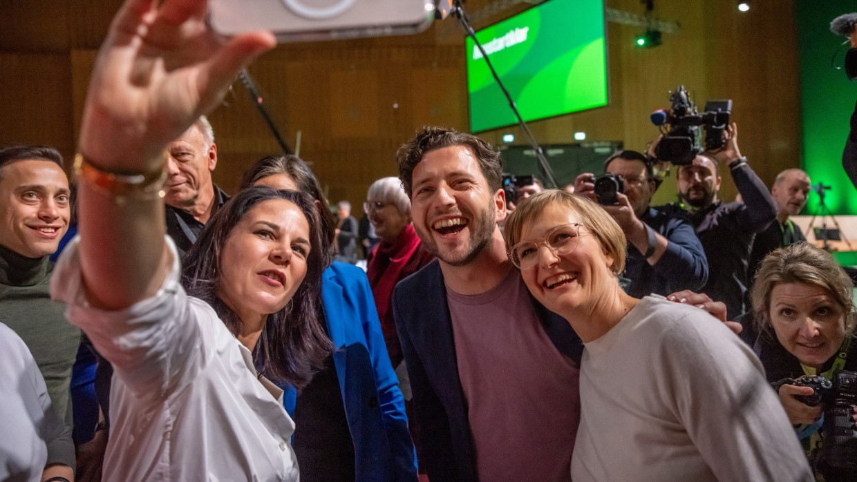 Selfie: Annalena Baerbock, mit Franziska Brantner, Bundesvorsitzende von Bündnis90/Die Grünen, und Felix Banaszak, neuer Co-Bundesvorsitzender von Bündnis90/Die Grünen.