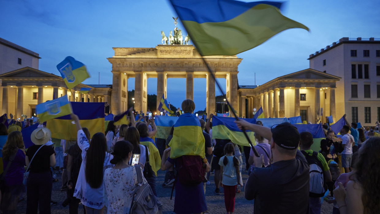 Zahlreiche Menschen feiern am 24.08.2023 den Unabhängigkeitstag der Ukraine vor dem Brandenburger Tor.