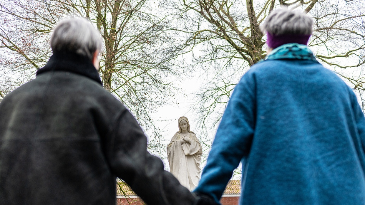 Als Paar geoutet: Zwei kirchliche Mitarbeiterinnen am Montag vor einer Marien-Statue in Berlin