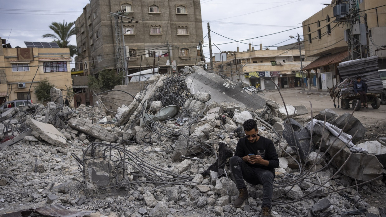 Ein Palästinenser sitzt inmitten der Trümmer seines zerbombten Hauses in Rafah.