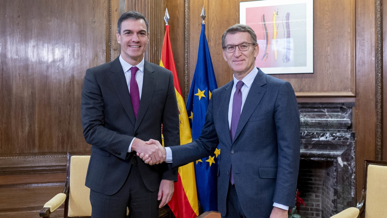 Der spanische Ministerpräsident Pedro  Sánchez und Alberto Nuñez Feijoo, Chef der konservativen Volkspartei im Dezember im Abgeordnetenhaus in Madrid.