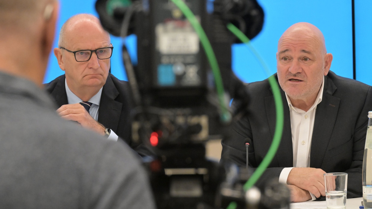 Ministerpräsident Dietmar Woidke (SPD) und Robert Crumbach (BSW) bei der Landespressekonferenz im Brandenburger Landtagsgebäude.