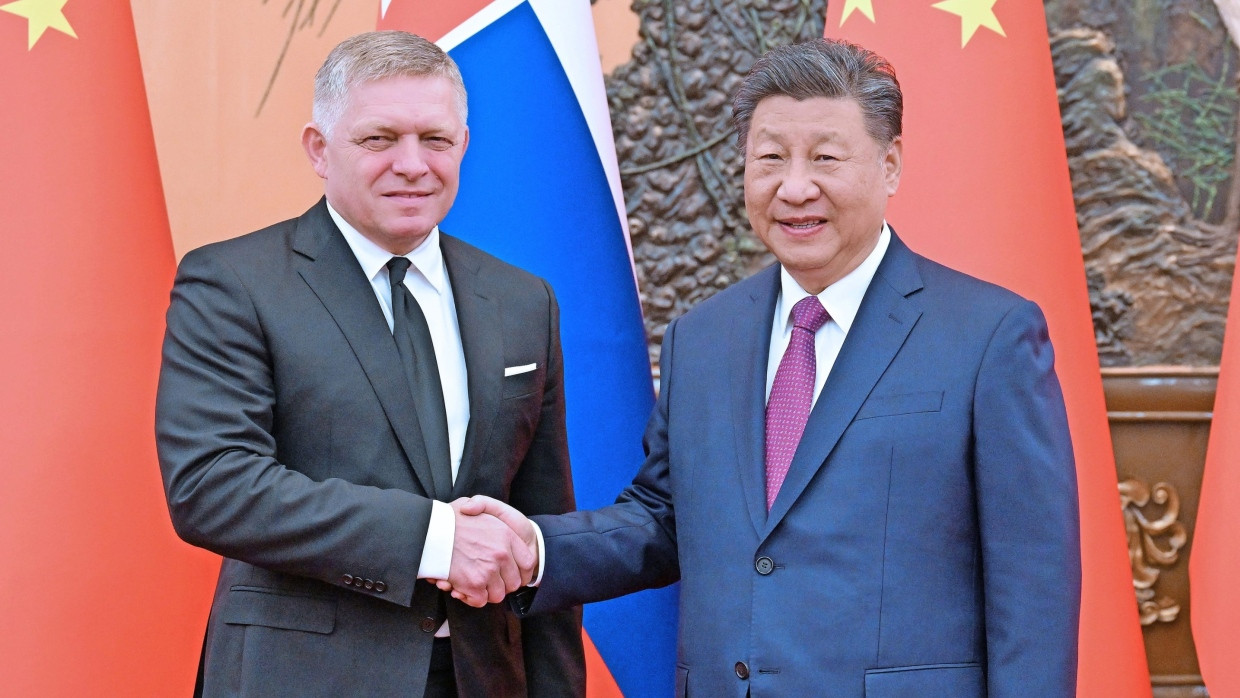 Handschlag unter Freunden: Der slowakische Ministerpräsident Robert Fico (links) und Chinas Staatschef Xi Jinping am Freitag in Peking