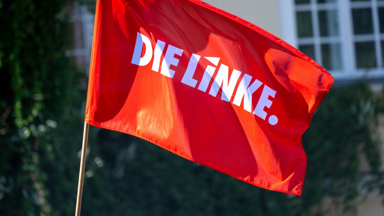 Eine Fahne der Linkspartei: Beim Parteitag der Berliner Linkspartei gab es heftige Auseinandersetzung über einen Antrag, der auf eine klare Positionierung gegen Antisemitismus zielte.