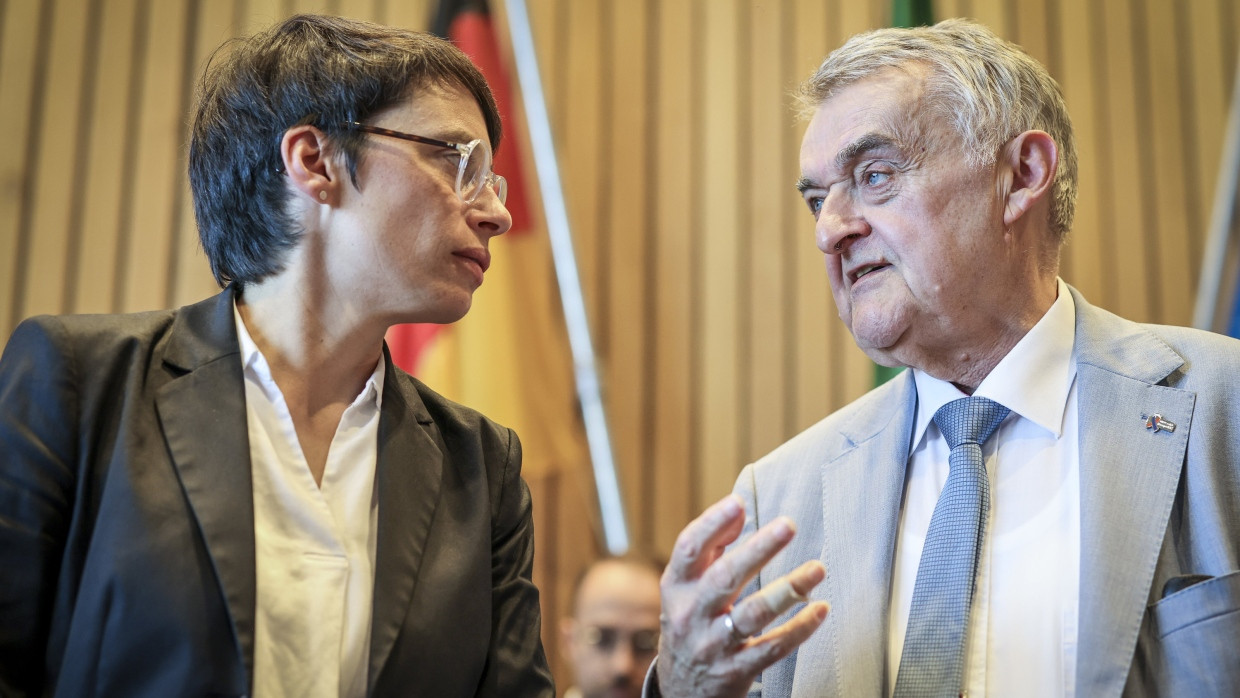 Innenminister Herbert Reul (CDU) und Familienministerin Josefine Paul (Grüne) Ende 29. August in Düsseldorf.