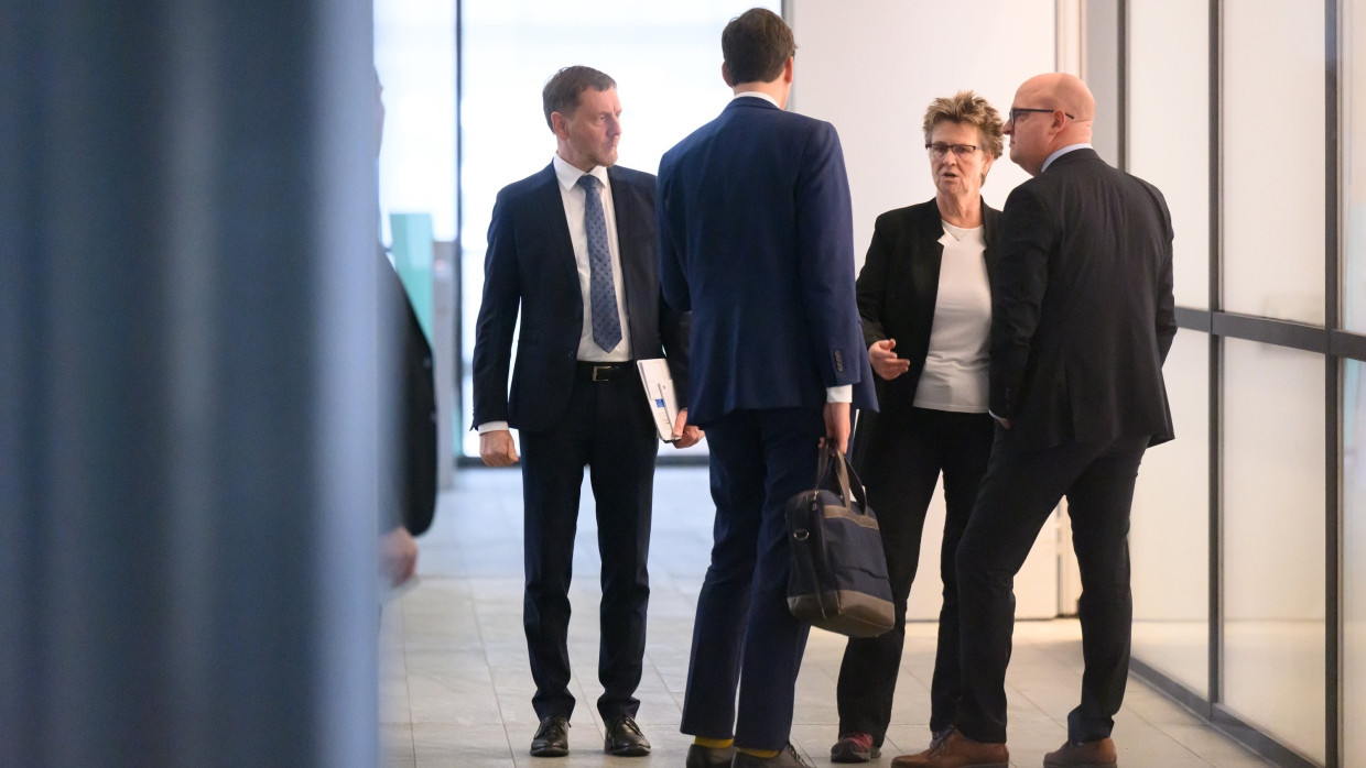 Da gab es das Projekt Brombeer-Koalition noch: Michael Kretschmer, Ministerpräsident von Sachsen, Conrad Clemens, Chef der Staatskanzlei, Sabine Zimmermann, Ko-Vorsitzende des BSW Sachsen, und Henning Homann, Ko-Vorsitzender der SPD in Sachsen (von links) am 22. Oktober.