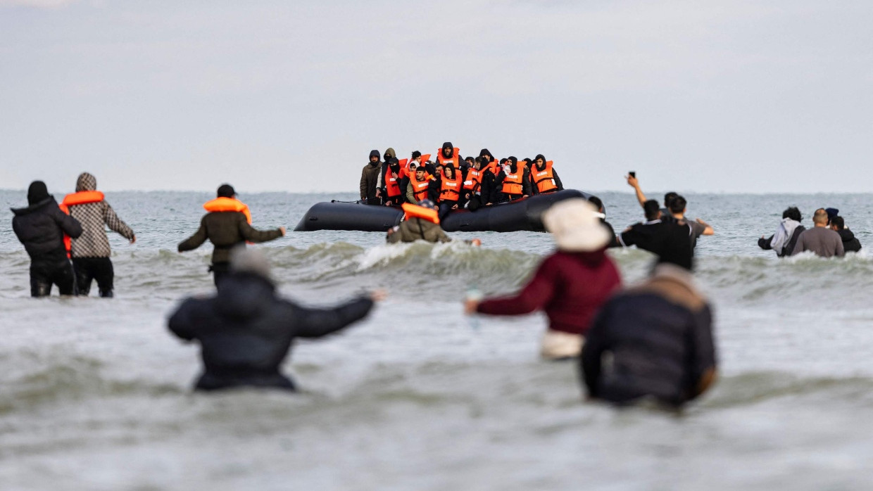 Endstation Ruanda? Migranten nehmen an der französischen Kanalküste Kurs auf England. Aufnahme vom 26. April 2024.