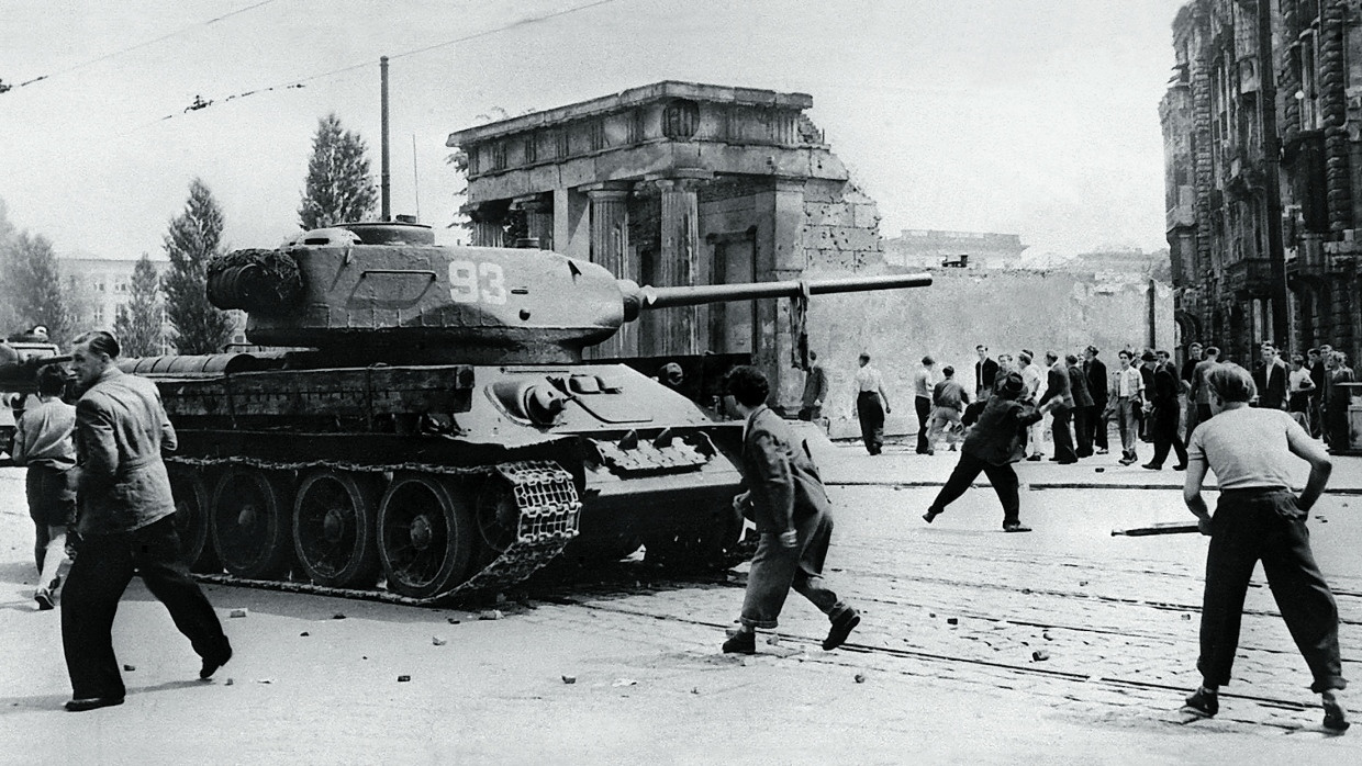 Hilflos: Demonstranten am 17. Juni 1953 in Berlin