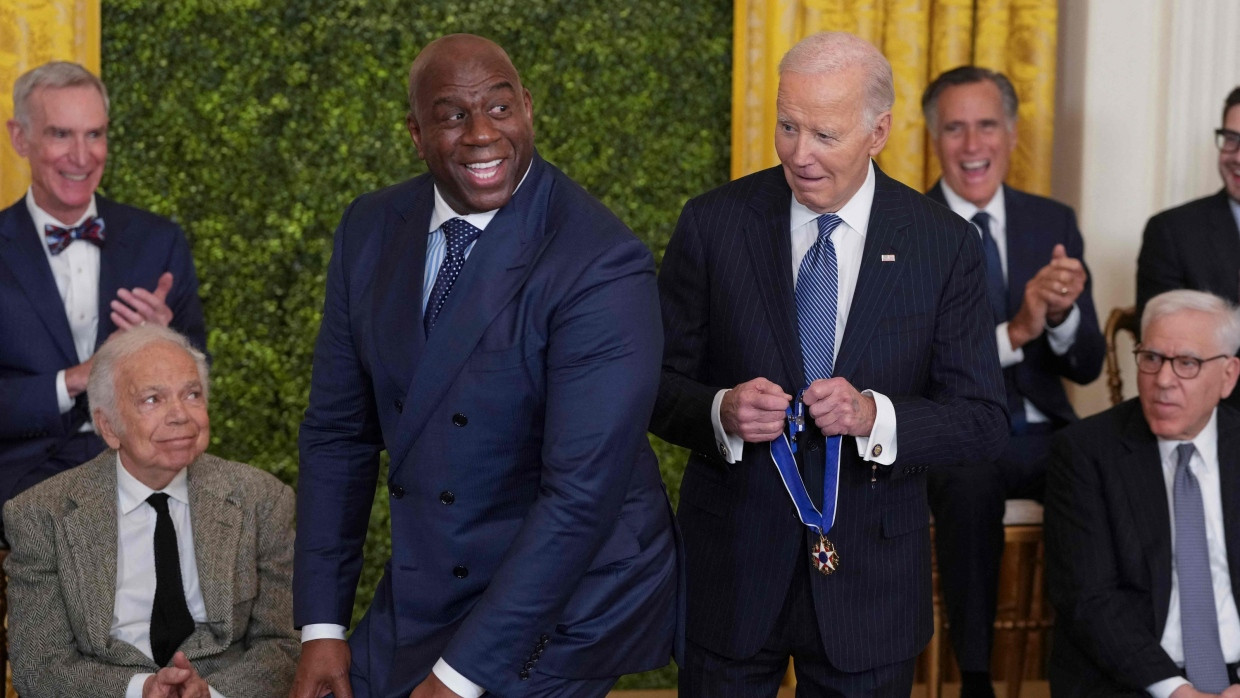 Musste sich kleiner machen: Earvin „Magic“ Johnson mit dem amerikanischen Präsidenten Joe Biden