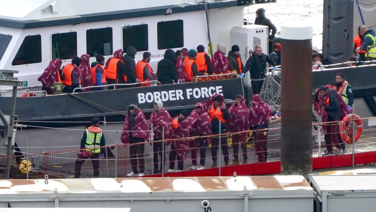 Eine Gruppe von Personen, bei denen es sich vermutlich um Migranten handelt, wird von einem Schiff der Border Force im Dezember 2023 nach Dover gebracht. Die Umsetzung des britischen Ruanda-Modells steht weiter infrage.