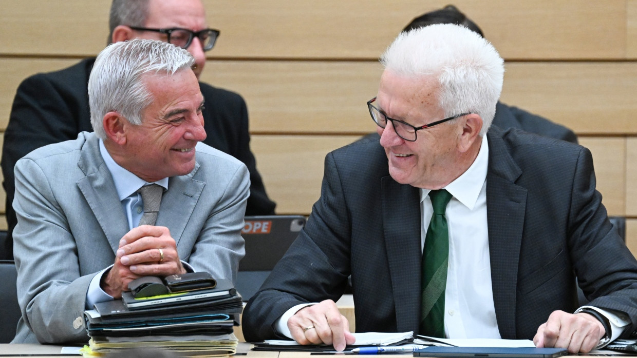 Baden-Württembergs Innenminister Thomas Strobl (CDU) und der Ministerpräsident des Landes Winfried Kretschmann (Grüne) bei einer Landtagsdebatte im September 2023