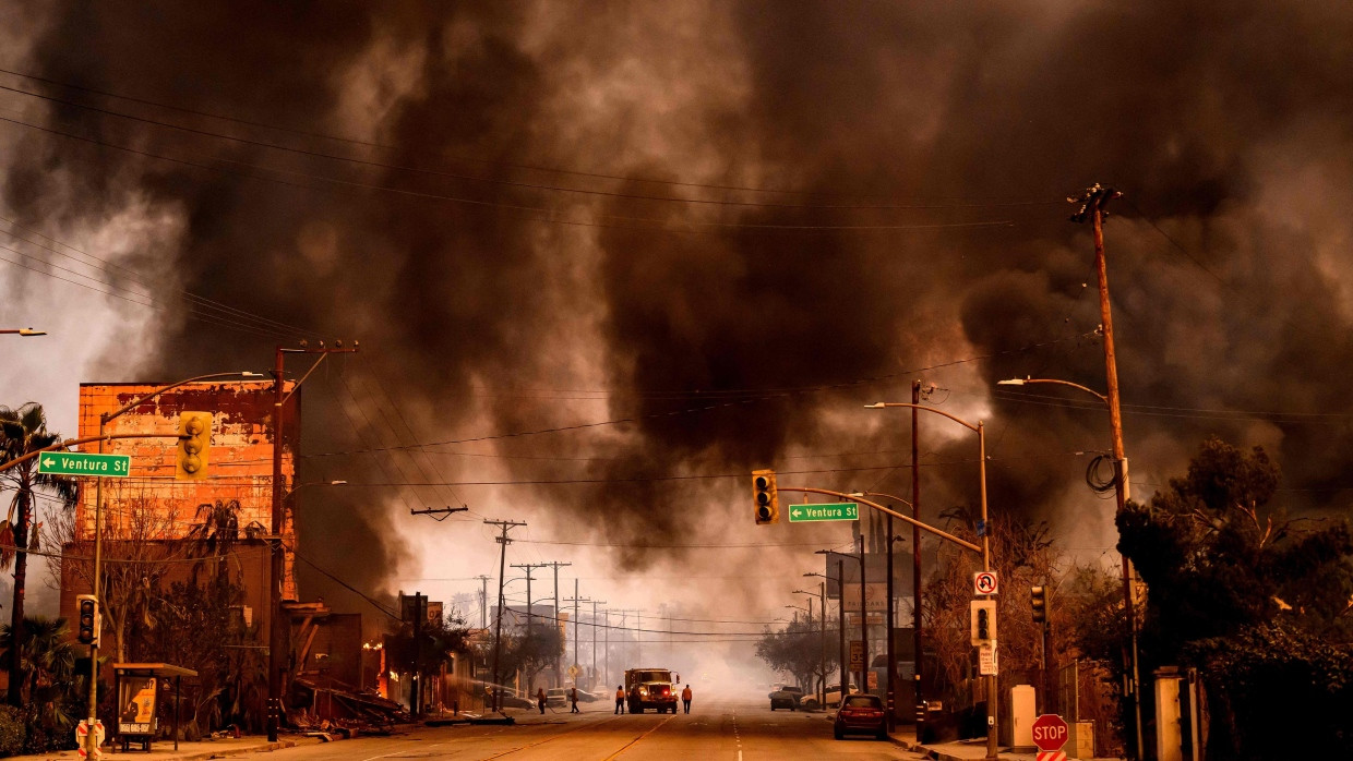 Feuerwehreinsatz in der Gegend von Altadena, Los Angeles County, am 8. Januar 2025