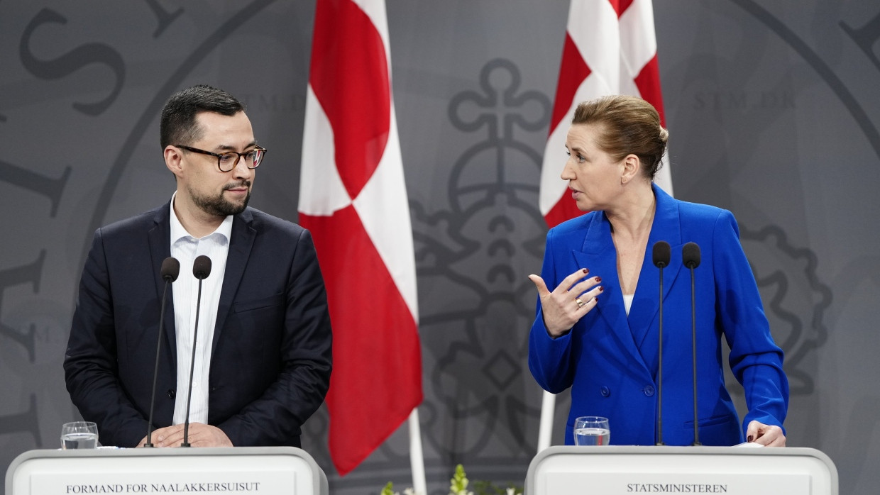 Die dänische Ministerpräsidentin Mette Frederiksen und ihr grönländischer Amtskollege Mute B. Egede sprechen auf einer Pressekonferenz.