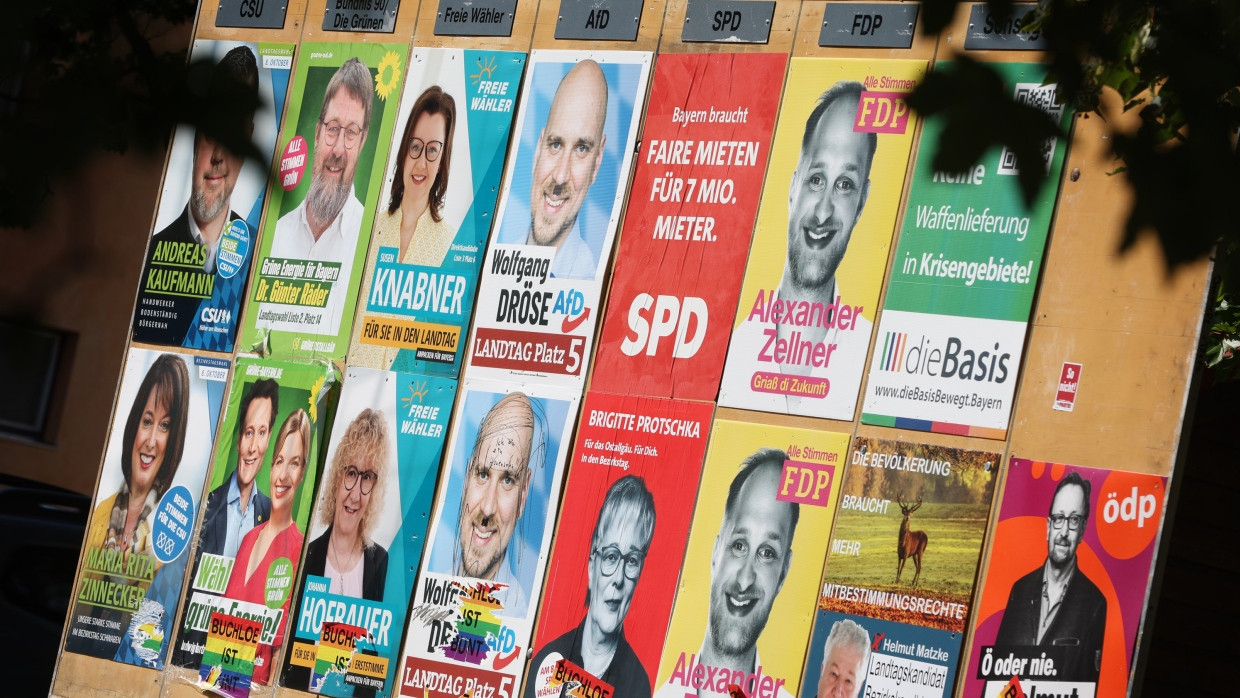 Eine Plakatwand mit Plakaten verschiedener Parteien vor der Landtagswahl in Bayern am 8. Oktober.