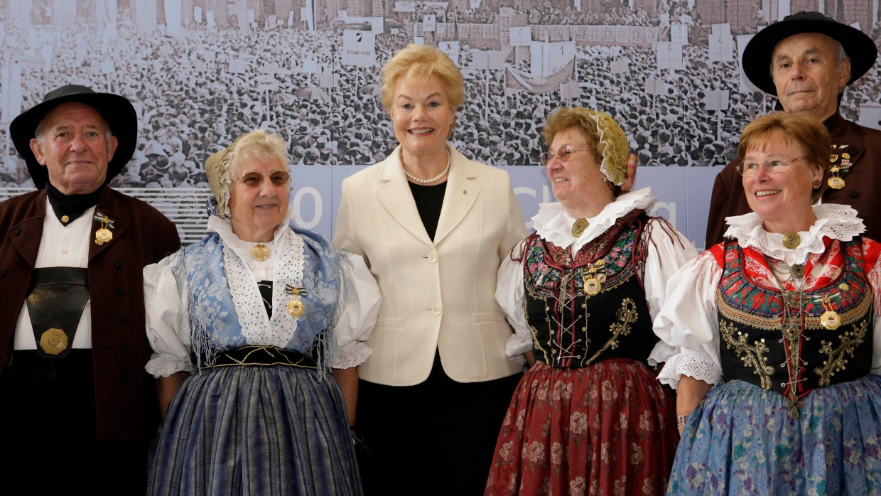 Erika Steinbach inmitten Egerländer Tracht