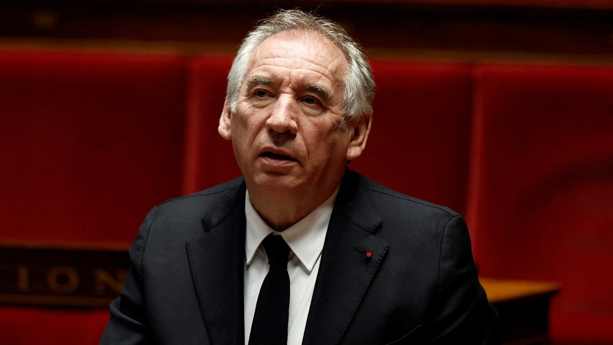 Frankreichs Premierminister François Bayrou nach der Abstimmung über den Misstrauensantrag in der Nationalversammlung in Paris