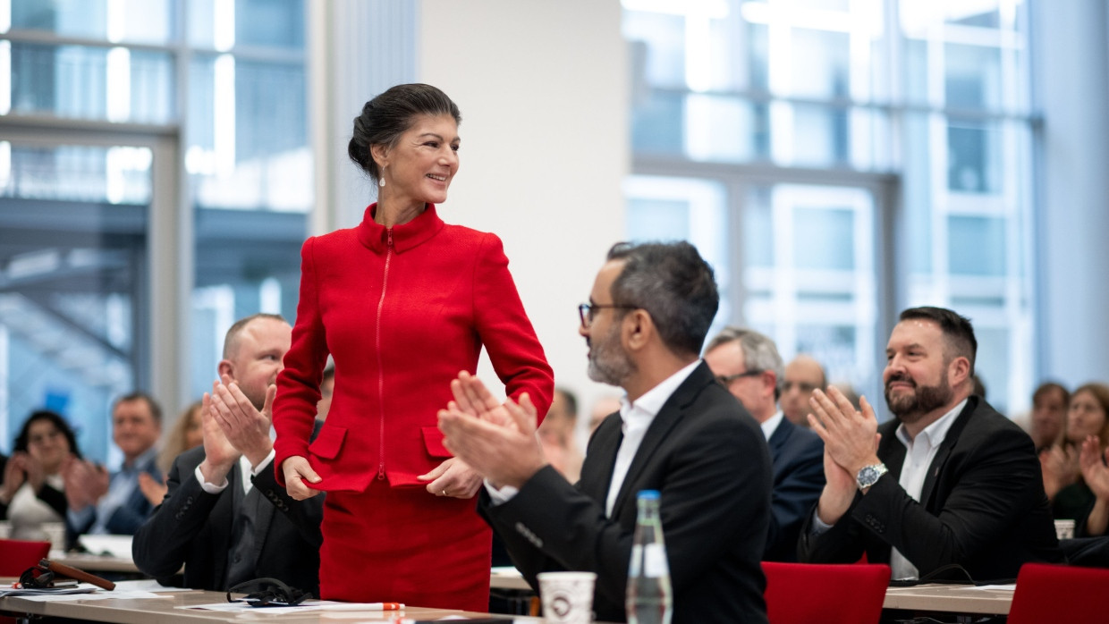 Applaus, Applaus: Vieles hängt beim BSW an Wagenknecht, hier bei einer Mitgliederversammlung in Bochum am 30. November.