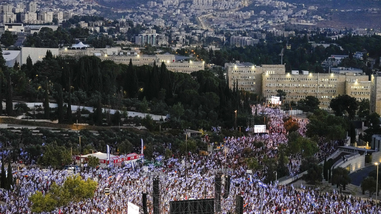 In Jerusalem protestieren am Sonntag wieder mehrere Tausend Menschen gegen die geplante Justizreform.