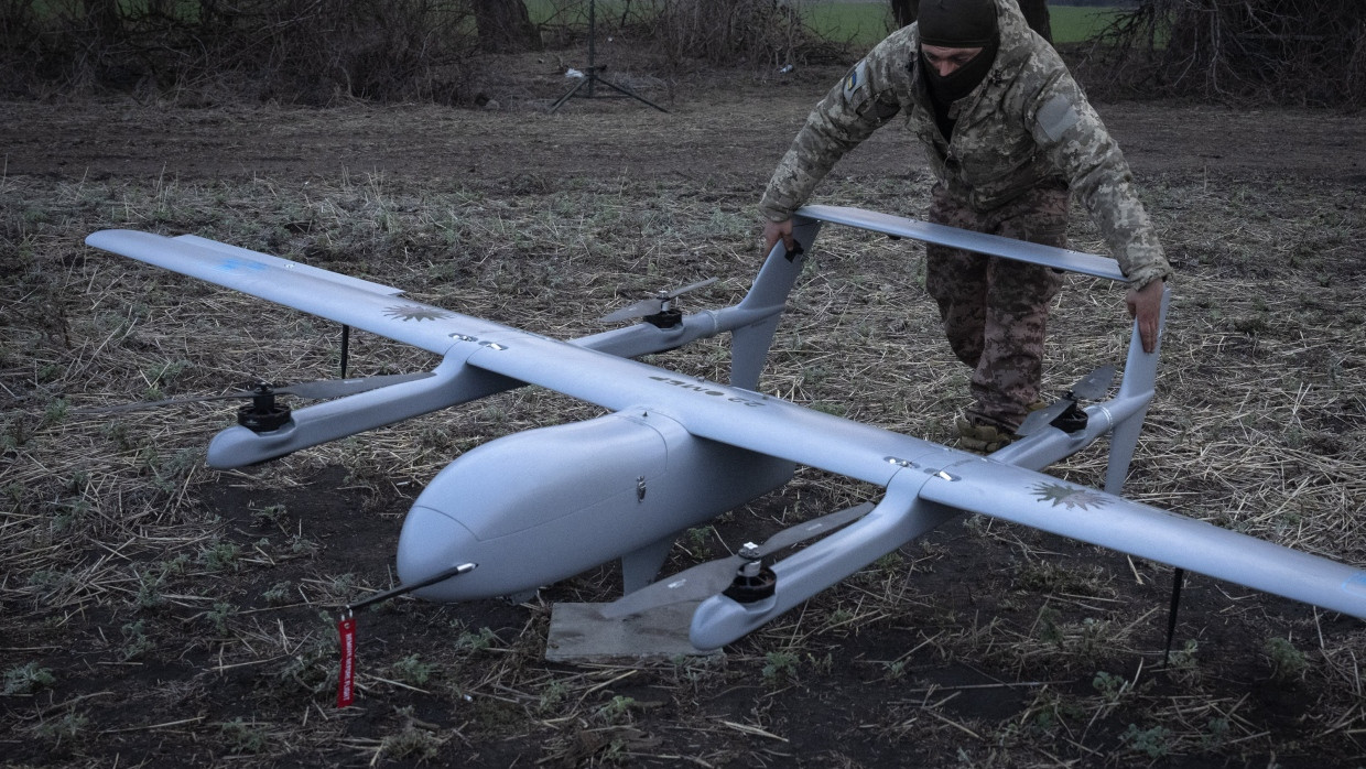 Ein ukrainischer Soldat der 22. mechanisierten Brigade bereitet den Start einer Mittelstrecken-Drohne Poseidon H10 an der Front in der Nähe von Bachmut in der Region Donezk vor.