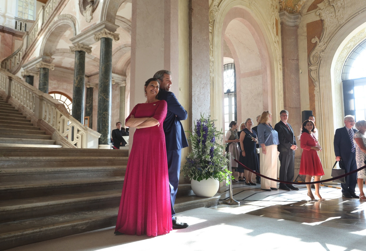 Rücken an Rücken: Ilse Aigner und Markus Söder beim Sommerempfang des bayerischen Landtags im Schloss Schleißheim