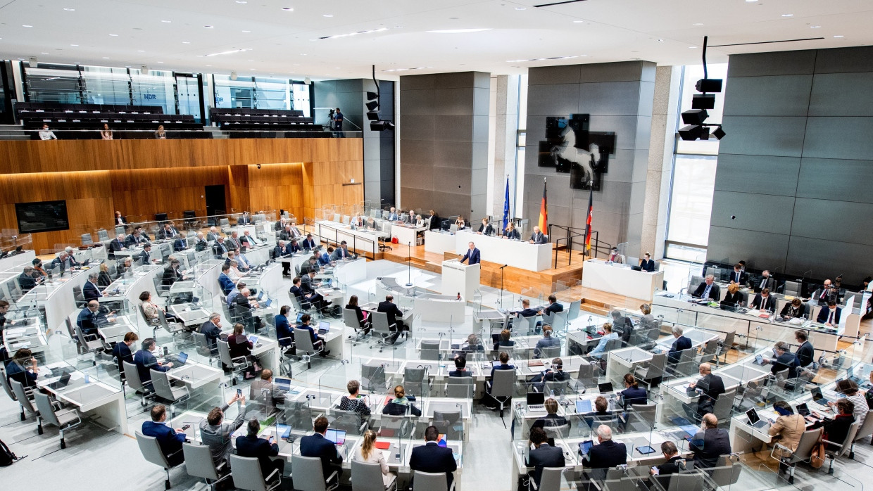 Ein Blick ins Plenum des niedersächsischen Landtags bei einer Rede von Ministerpräsident Stephan Weil (SPD) am 21. April 2021