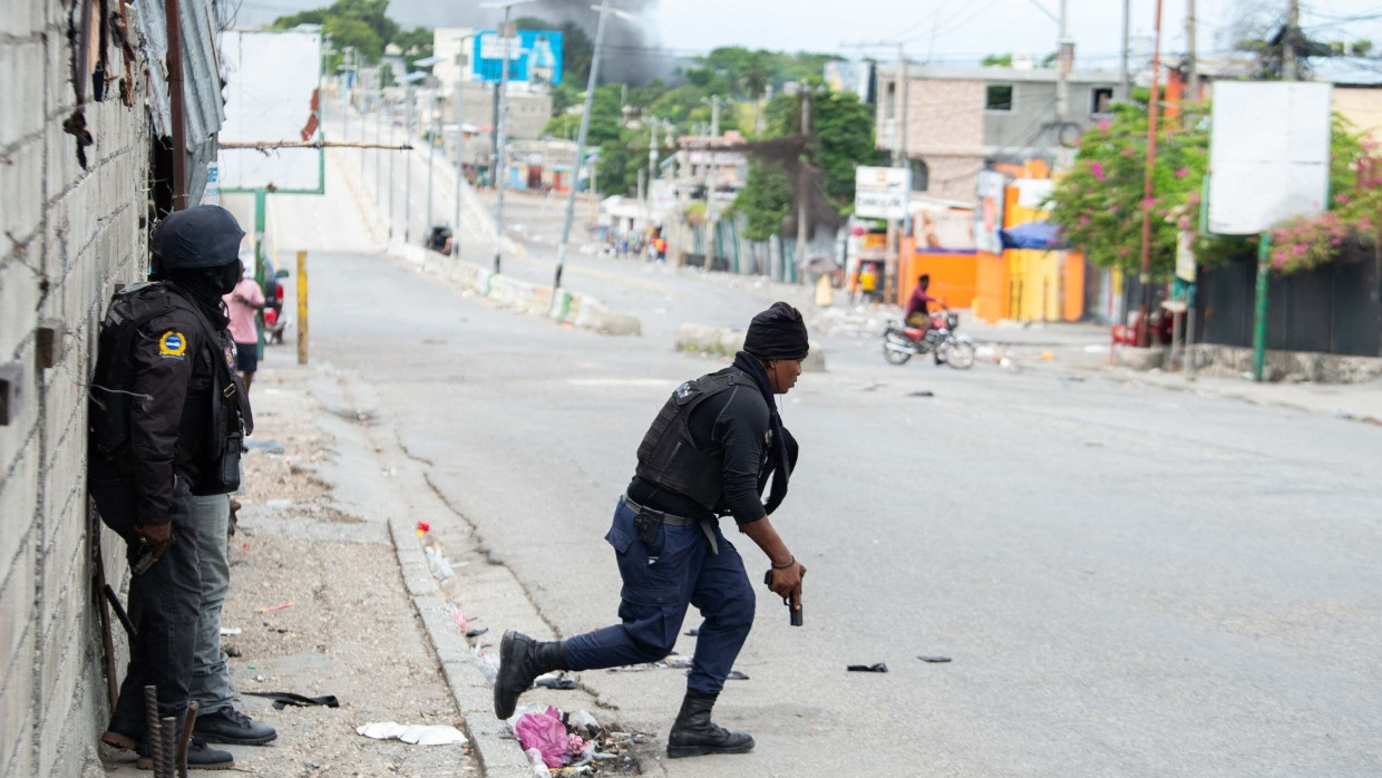 Schießerei: Polizisten am Montag in Port-au-Prince in Haiti