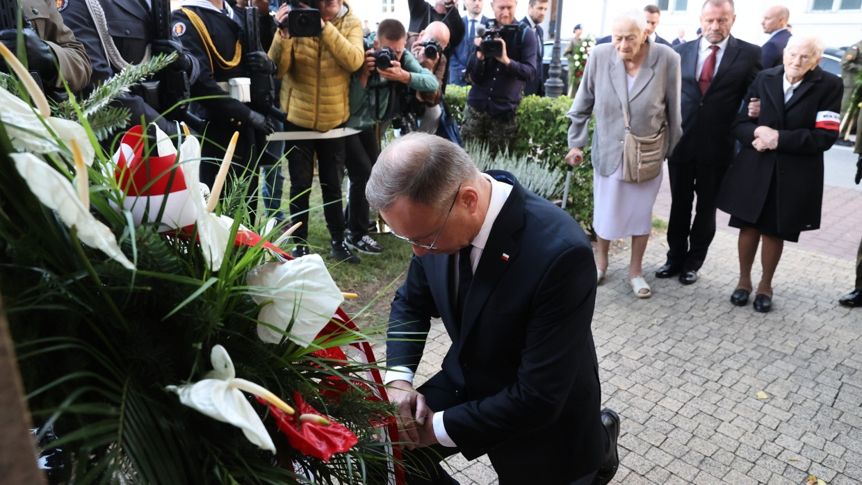 Der Präsident der Republik Polen, Andrzej Duda, bei der Kranzniederlegung vor dem Denkmal für die Opfer des deutschen Bombenangriffs auf das Allerheiligenkrankenhaus in Wielun am 1. September 1939, in Wielun in Polen