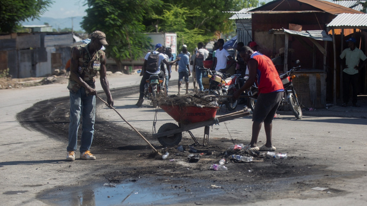 Haitianer räumen den Platz eines Bandenmassakers am Dienstag in Pont-Sonde, Haiti.