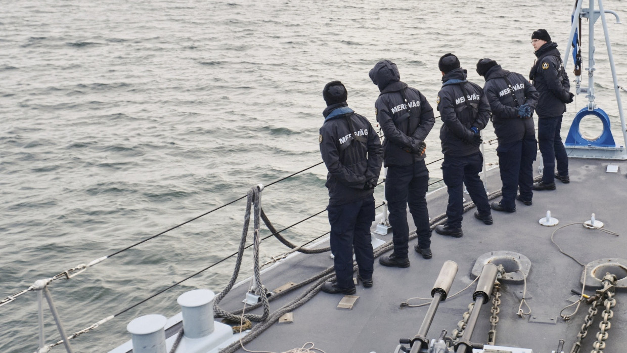 Ein Estnisches Marineschiff fährt in der Ostsee im Rahmen verstärkter NATO-Patrouillen in der Region nach einem mutmaßlichen Sabotageakt an Unterseekabeln.