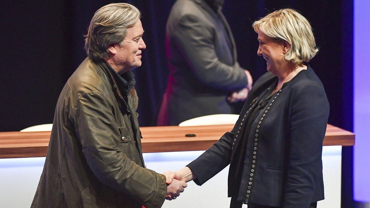 Marine Le Pen mit ihrem „Stargast“ Steve Bannon auf dem Parteitag des Rassemblement National im März 2018 in Lille.