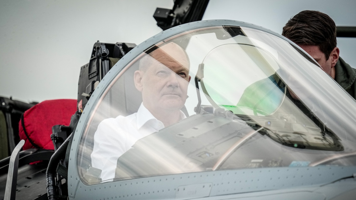 Olaf Scholz in einem Eurofighter-Cockpit im Juni in Jagel