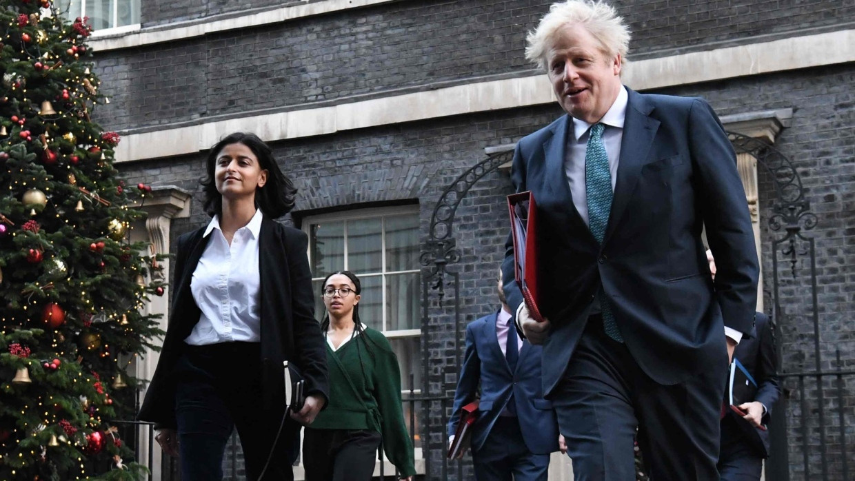 Boris Johnson und Munira Mirza (links) im Dezember 2020 vor 10 Downing Street