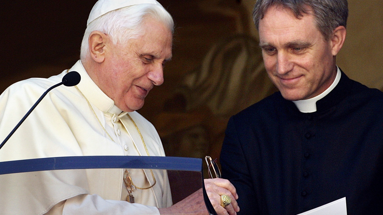 Papst Benedikt XVI. mit seinem  Privatsekretär Georg Gänswein 2007 in Castelgandolfo