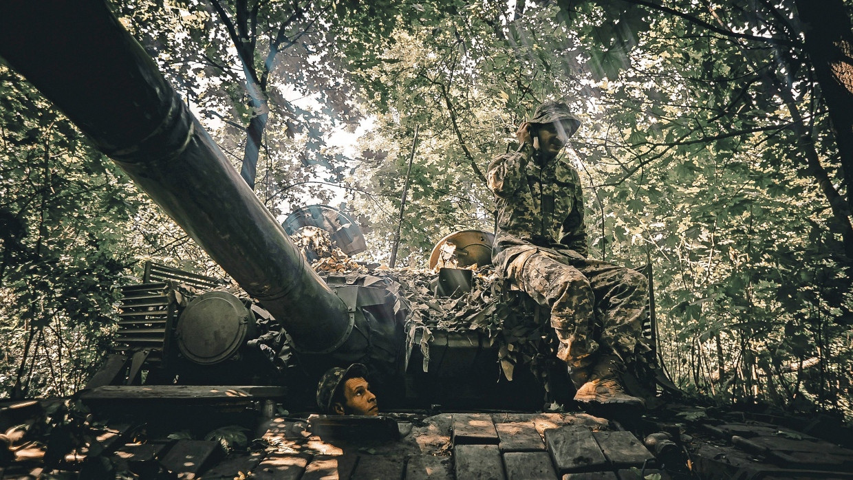 Die Besatzung eines ukrainischen Panzers in einem Waldstück in der Nähe der Front (Aufnahme von Anfang Juli 2023)