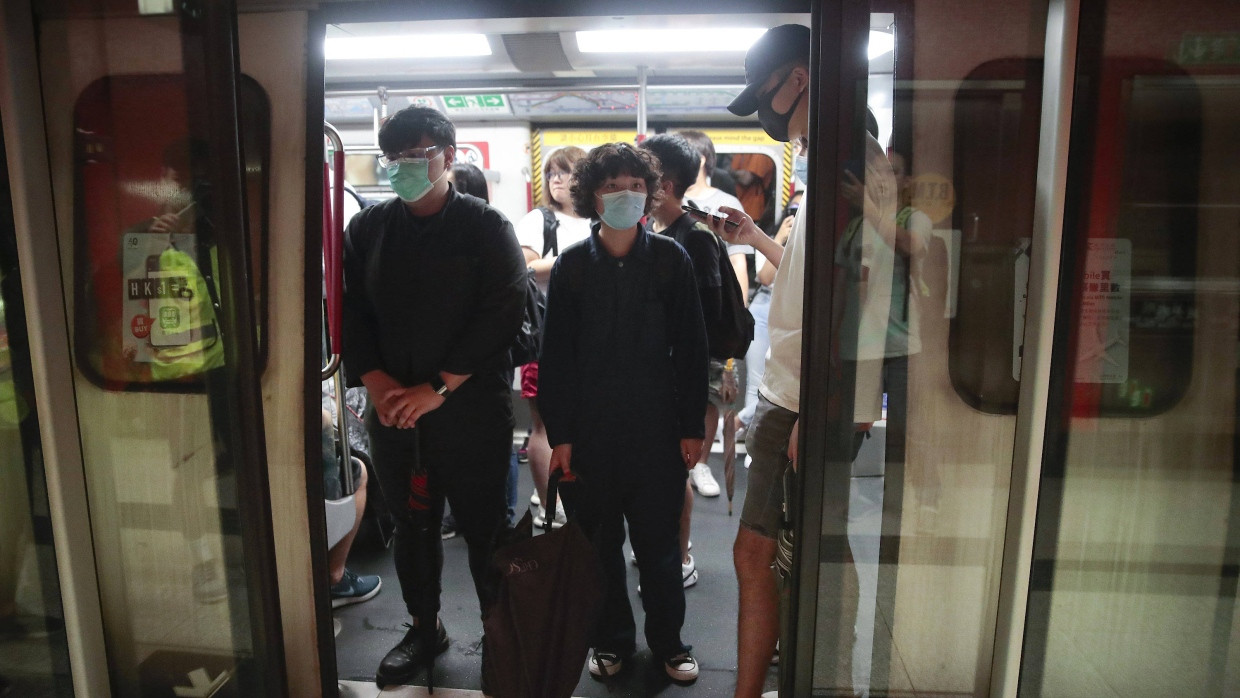 Protestler in Hongkong blockieren eine U-Bahn