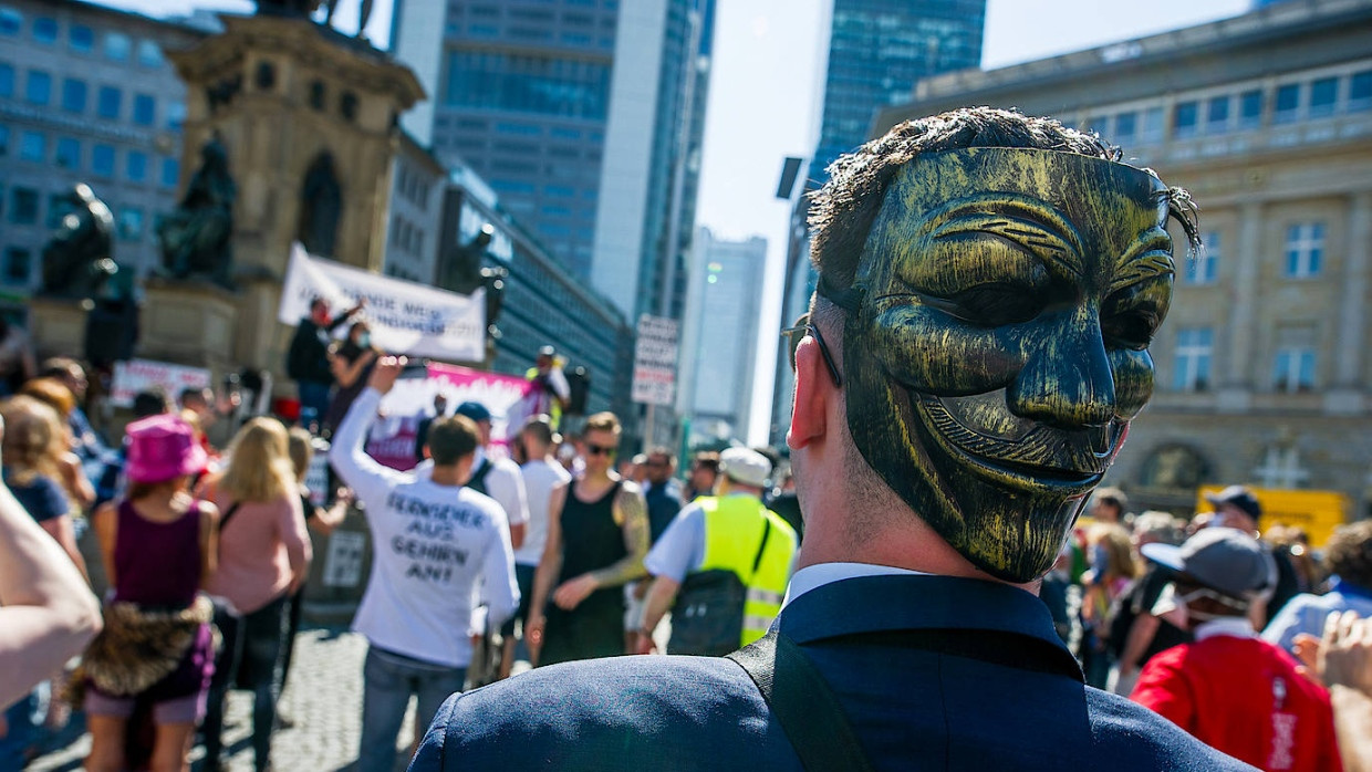 Wut hinter der Maske: Ein Demonstrant bei der Frankfurter Corona-Demo am 16. Mai.