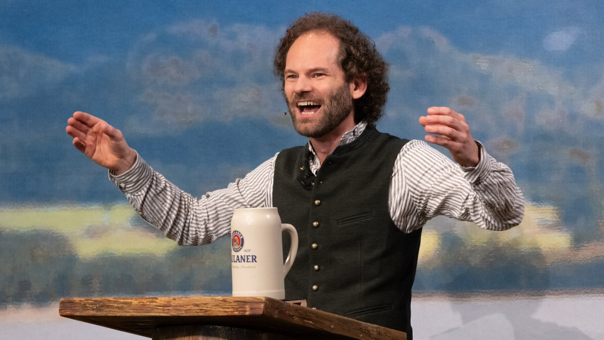 Maximilian Schafroth, Schauspieler und Kabarettist, hält beim Starkbieranstich auf dem Nockherberg am Mittwochabend die Fastenpredigt.