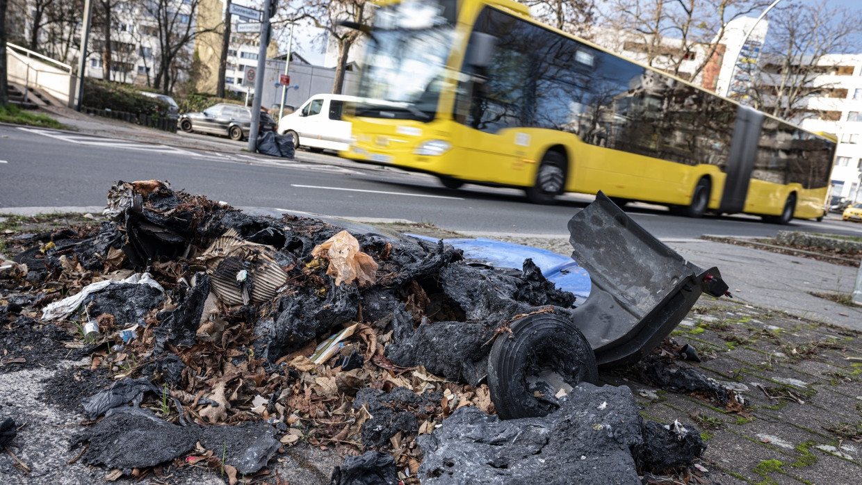 Eine geschmolzene Mülltonne nach den Krawallen in der Silvesternacht auf einem Bürgersteig im Berliner Bezirk Neukölln