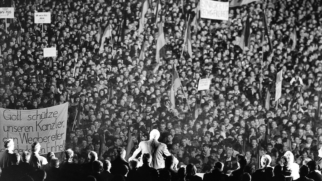 Union mit der Massenbewegung der DDR: Bundeskanzler Helmut Kohl (CDU) am 20. Februar 1990 in Erfurt auf einer winterlichen Kundgebung vor der ersten und letzten freien Wahl der DDR-Volkskammer