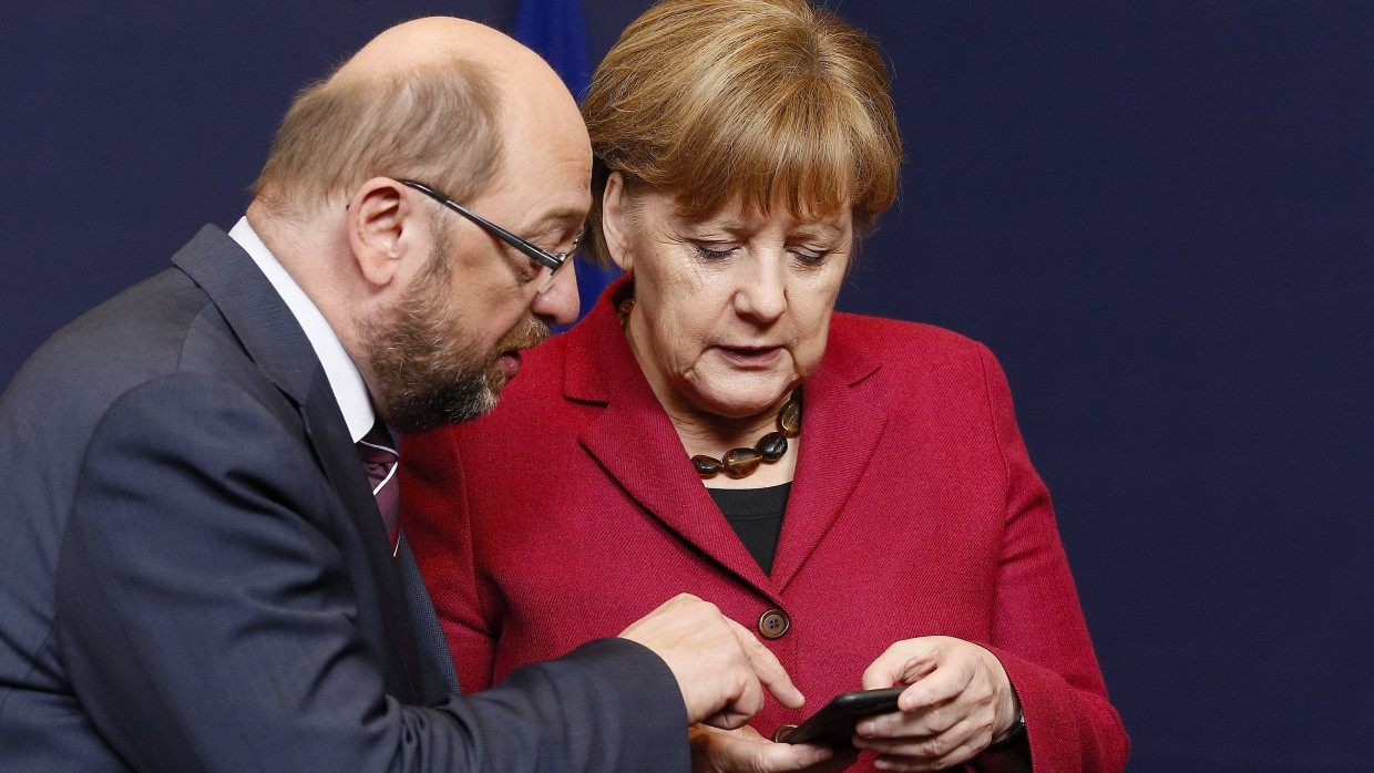 Bald Konkurrenten im Rennen um die Kanzlerschaft: Martin Schulz (l.) zeigt Angela Merkel etwas auf ihrem Smartphone