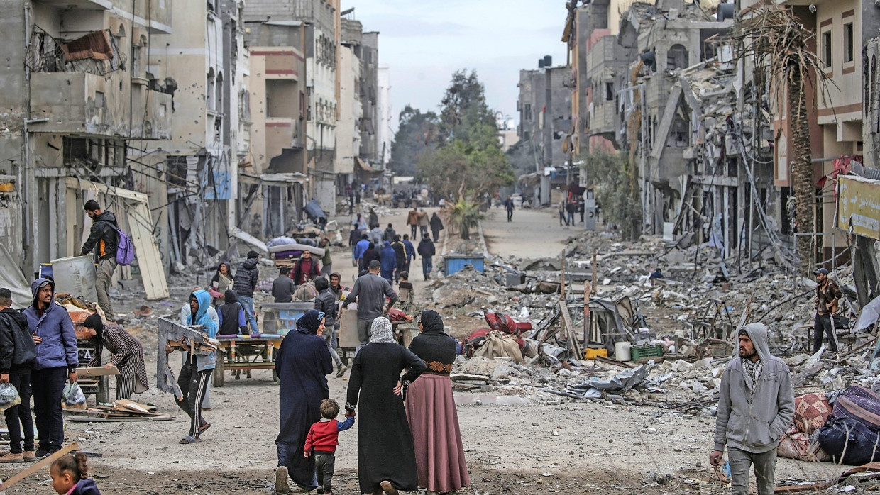 Palästinenser laufen im November durch eine von der israelischen Armee zerstörte Straße im Gazastreifen