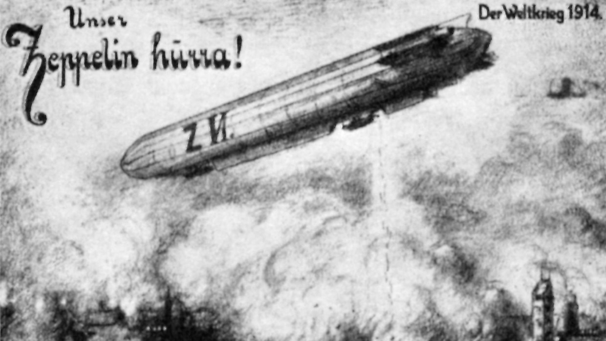 Eine deutsche Propagandapostkarte zeigt die Bombardierung der Lüttischer Innenstadt durch den Zeppelin „Cöln“.