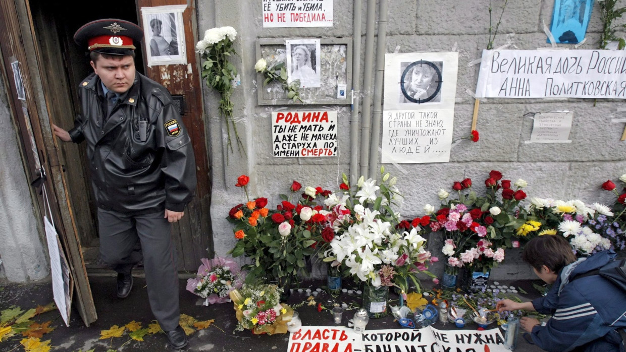 Blumen an dem Haus, in dem Anna Politikowskaja ermordet wurde.