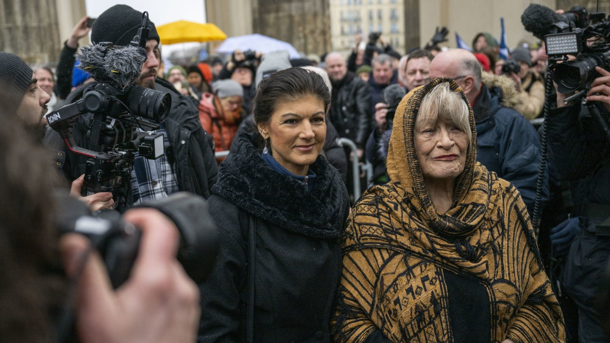 Sahra Wagenknecht (damals noch „Die Linke“, heute BSW, links) und die Frauenrechtlerin Alice Schwarzer bei einer Demonstration für Verhandlungen mit Russland im Februar 2023 am Brandenburger Tor in Berlin